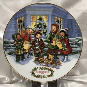 𝅺VINTAGE Christmas Plate “Perfect Harmony” 1991 Porcelain with Gold Trim 8”